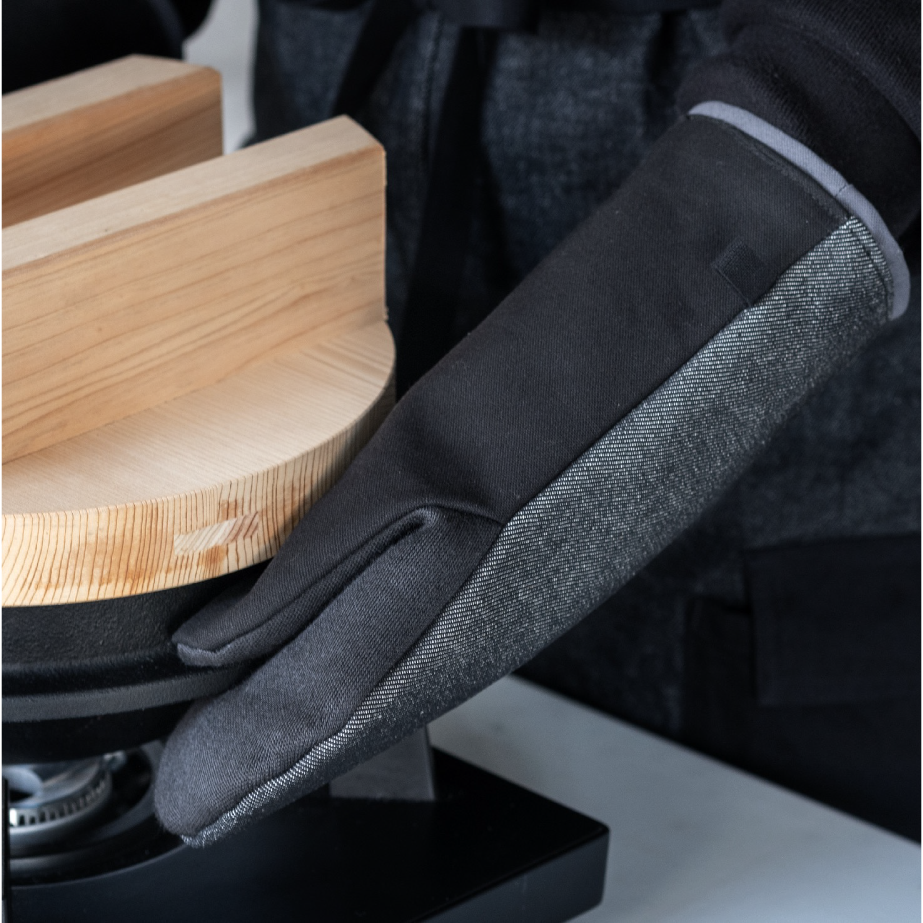 KAMA-ASA’s denim mitten (for one hand)